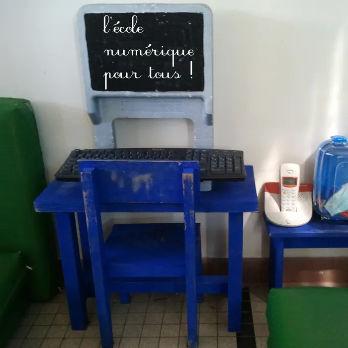 Une classe d'école numérique avec un ordinateur