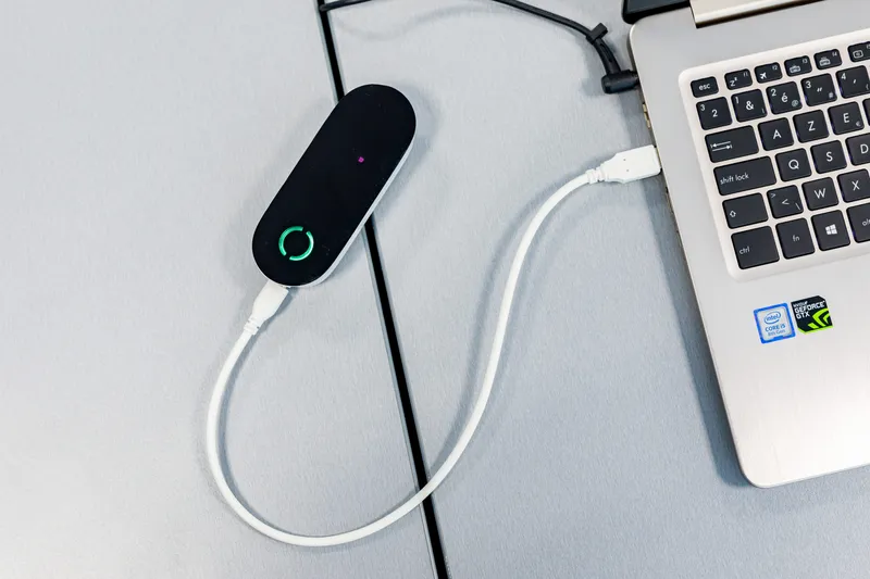 La clé USB Trulifi branchée sur un ordinateur portable