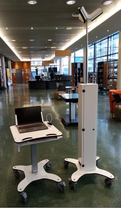 MIELA, le dispositif Li-Fi mobile sur roulettes, dans une médiathèque